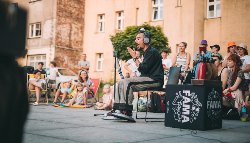 Artysta występujący na podwórku, Cyrkopole na Psim Polu, zdjęcie archiwalne.