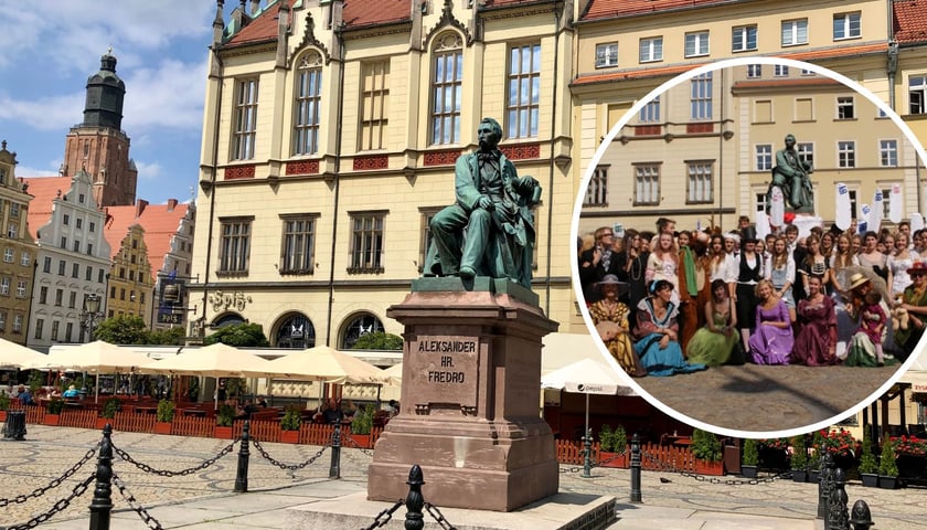 Uczniowie XIII LO pod pomnikiem Aleksandra Fredry na wrocławskim Rynku