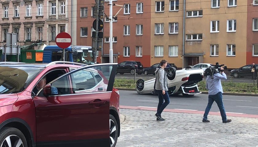 Mercedes dachował na Kazimierza Wielkiego