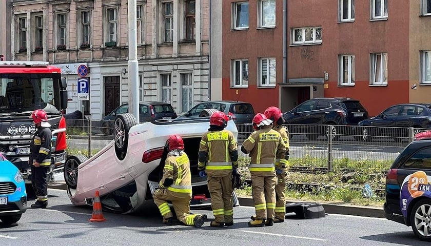 Mercedes dachował na Kazimierza Wielkiego