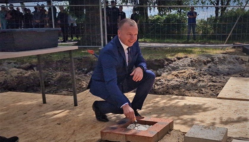 Uroczystość wmurowani aktu erekcyjnego pod budowę posterunku polcji w Domaniowie. Wójt Doamniowa Wojciech Głogulski