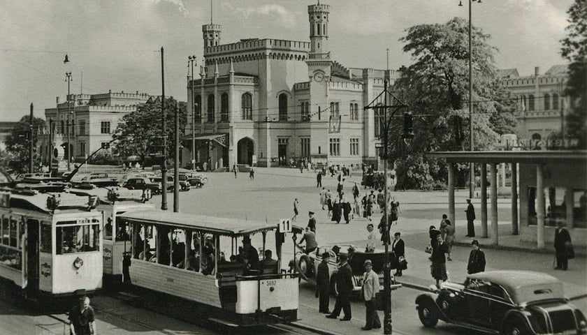 14 czerwca przypada 130. rocznica wyjazdu na wrocławskie tory pierwszego  tramwaju elektrycznego / na zdjęciu: tramwaje elektryczne na tle Dworca Głównego