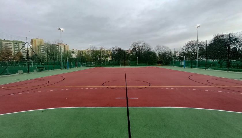 Boisko ze sztuczną nawierzchnią na terenie Zespołu Szkolno-Przedszkolnego nr 1 przy ul. Zemskiej