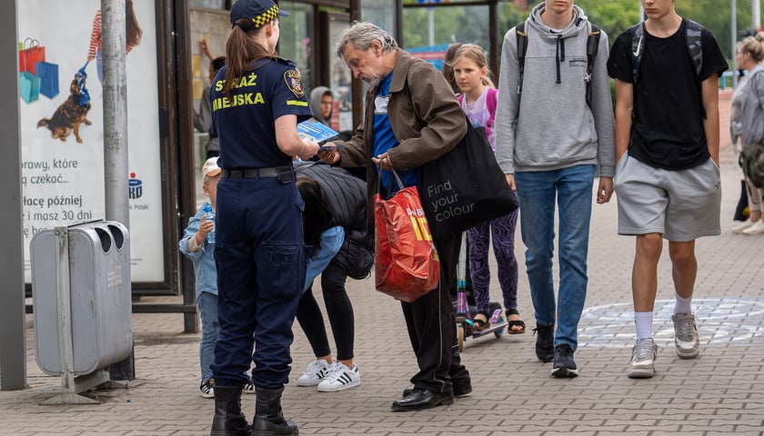 Strażnicy miejscy starali się dotrzeć z ulotkami przede wszystkim do pasażerów korzystających z komunikacji miejskiej w obrębie ulicy Legnickiej.