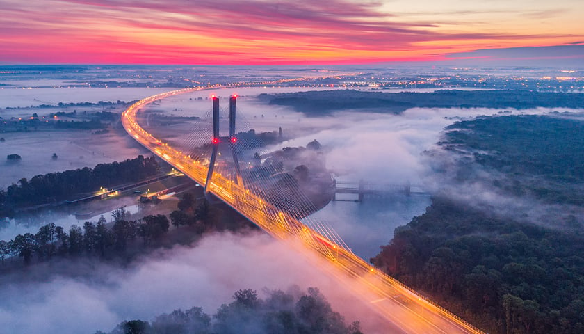 Most Rędziński we mgle o wschodzie słońca na zdjęciu z drona