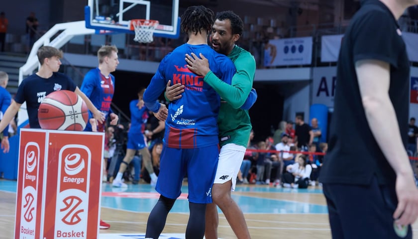 Bryce Brown (King Szczecin) i Jeremiah Martin (WKS Śląsk) w uścisku, hala Netto Arena w Szczecinie