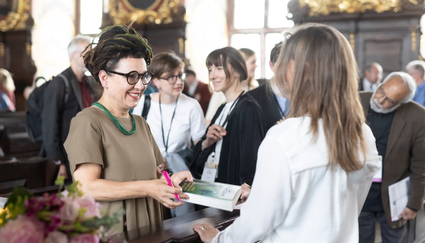 Olga Tokarczuk po odczycie na otwarciu konferencji naukowej The European Association of Psychosomatic Medicine