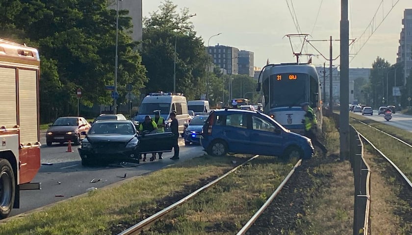 Auto blokujące torowisko po wypadku na ul. Legnickiej
