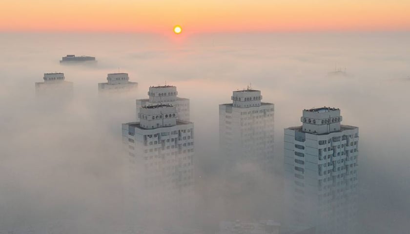 "Manhattan" na osiedlu Plac Grunwaldzki we mgle, widok z drona