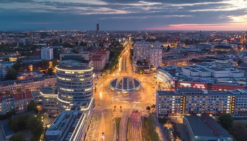 Plac Grunwaldzki nocą, widok z drona