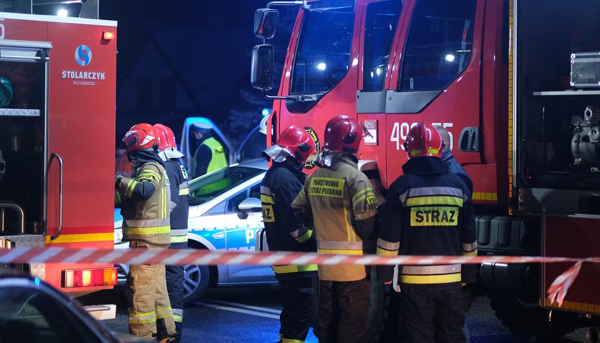 Straż Pożarna i policja w nocy na miejscu zdarzenia / zdjęcie ilustracyjne