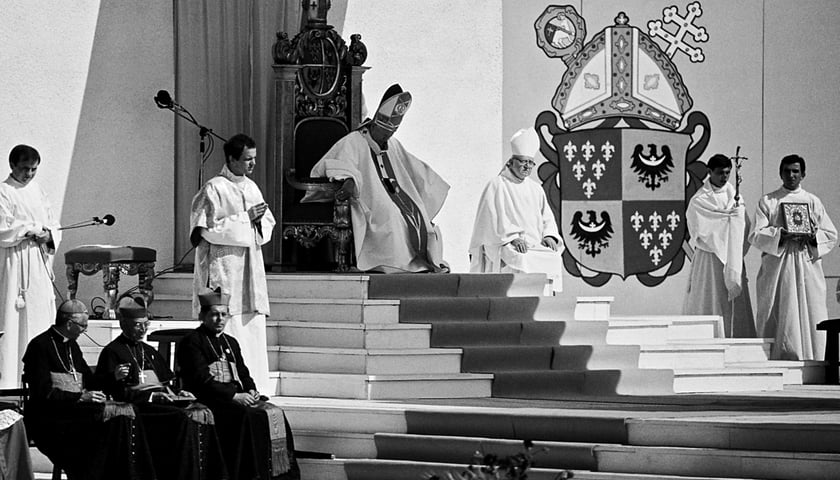 <p class="MsoNormal">Jan Paweł II podczas mszy św. na Partynicach&nbsp;</p>