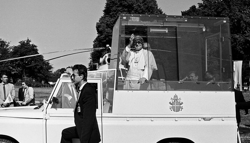 Papież w papamobile, czyli aucie Land Rover Santana 109