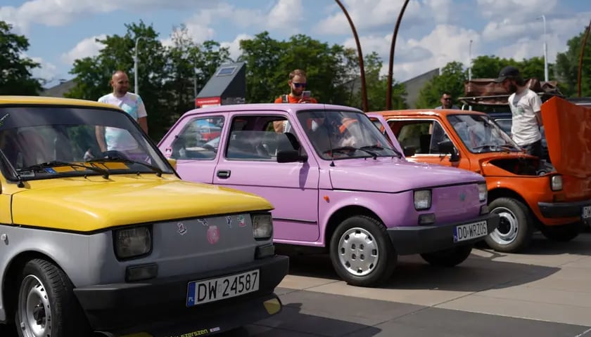 Zlot zabytkowych maluchów Centrum Historii Zajezdnia we Wrocławiu