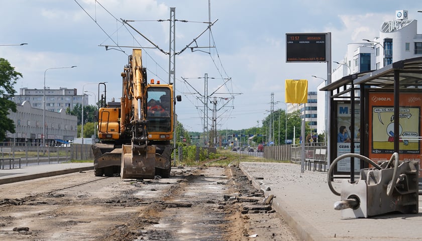 Ruszył remont torowiska na ul. Legnickiej. Sprawdź objazdy [WIDEO]