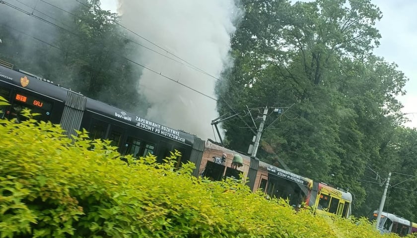 Dym wydobywający się z kosiarki uszkodzonej po kolizji z tramwajem, ulica Pilczycka
