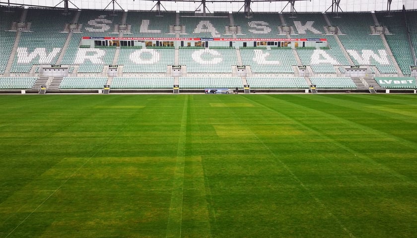 Wertykulacja, aeracja koreczkowa i dosiew. Jak dbają o murawę na Tarczyński Arena? 