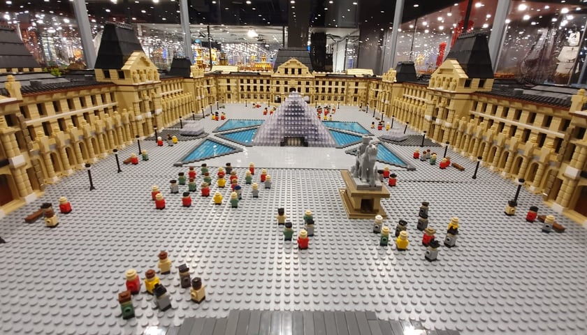 <p>Luwr z klock&oacute;w Lego&nbsp;</p>