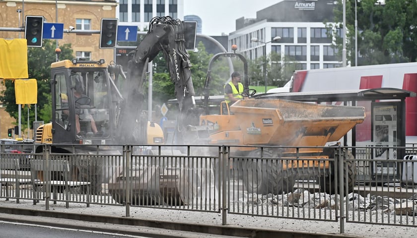 Rozpoczęty w niedzielę remont torowiska na ul. Legnickiej nie zaskoczył wrocławian, ale dla wielu stanowi uciążliwość. 