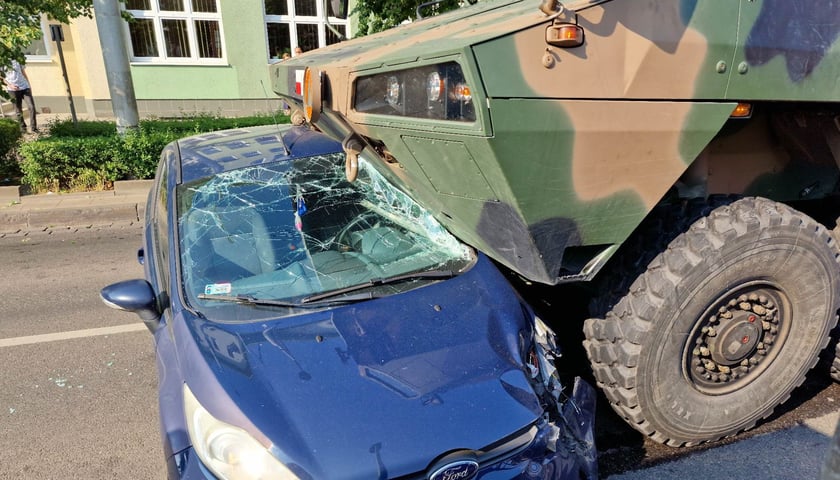 Zderzenie transportera opancerzonego typu Rosomak z autem osobowym