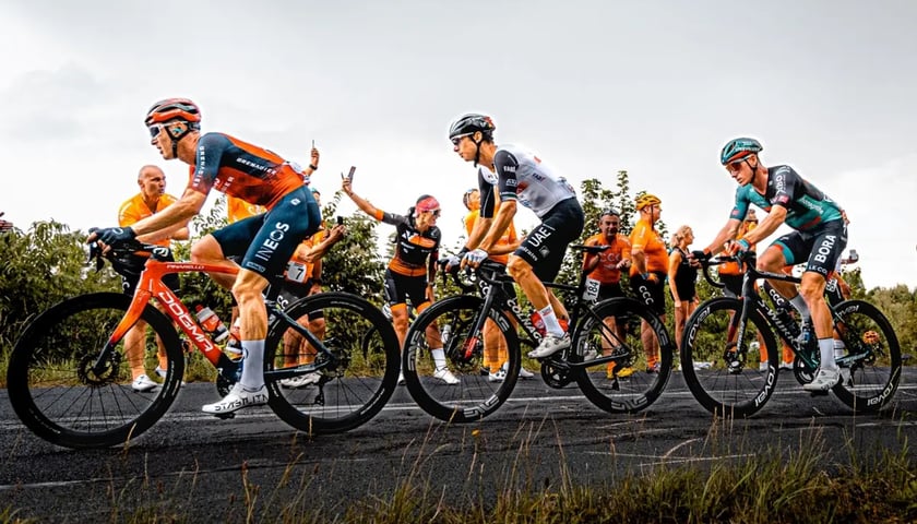 Peleton kolarzy podczas 2. etapu Tour de Pologne 2023