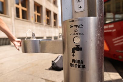 Miejski zdr&oacute;j na placu Solnym z wodą do picia