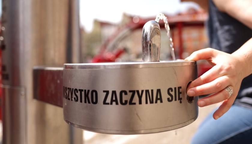 Miejski zdr&oacute;j na placu Solnym z wodą do picia