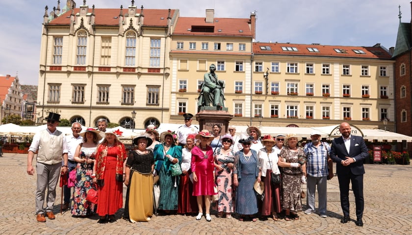 Wrocławscy seniorzy pod pomnikiem Fredry