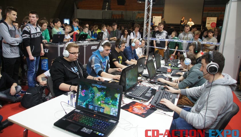 Uczestnicy poprzedniej edycji. Na zdjęciu widać graczy siedzących przed komputerami 