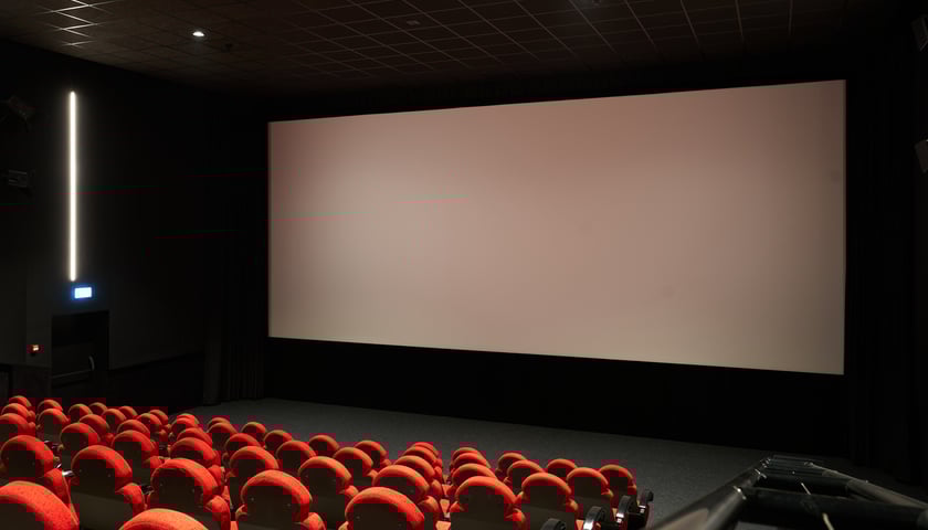 Pusta sala kinowa z czerwonymi siedzeniami