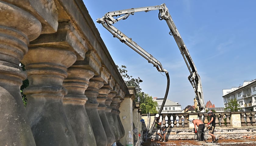 Wylewanie betonu na strop pawilonu perystylowego. Żelbetowa konstrukcja waży około 200 ton.