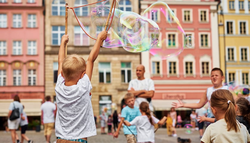 Jak spędzić wakacje z dziećmi? Top 6 pomysłów na aktywne i kreatywne zajęcia!