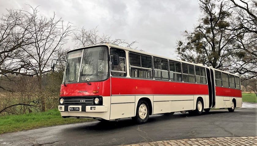 Ikarus 280.26 zwany pieszczotliwie "lewarem". Imię to zawdzięcza długiemu drążkowi dźwigni zmiany biegów.