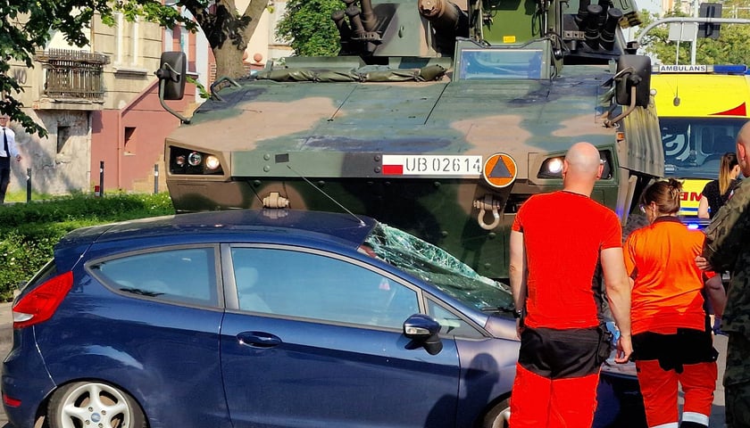 Zderzenie transportera z samochodem osobowym