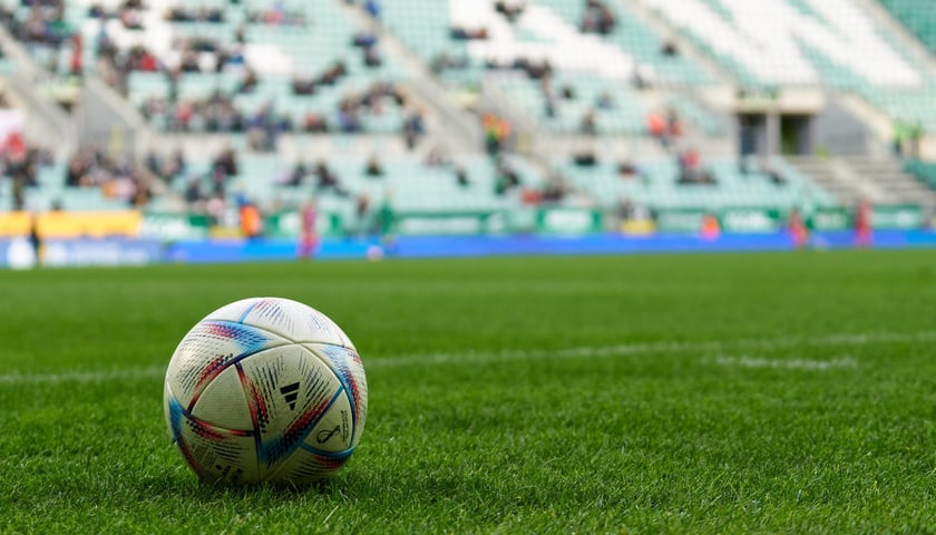 Piłka nożna na murawie stadionu Tarczyński Arena