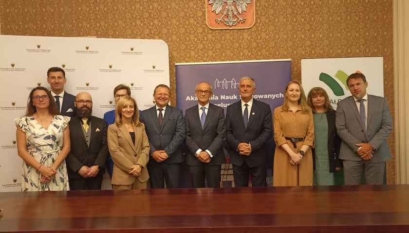 Uczestnicy uroczystości podpisania porozumienia o utworzeniu filii Wydziału Lekarskiego w Wałbrzychu