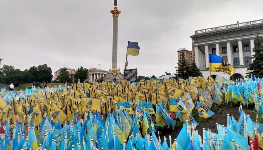 <p>Setki ukraińskich flag na Majdanie Niezależności w centrum Kijowa</p>