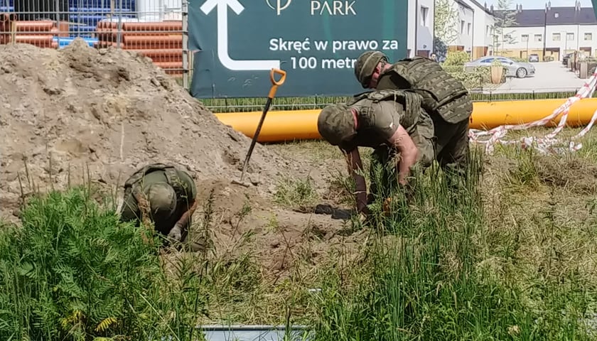 Saperzy zabezpieczają naboje artyleryjskie z II wojny światowej