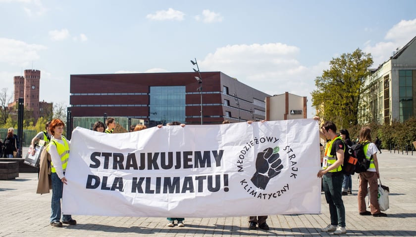 Młodzi ludzie nie chcą być bezczynni wobec postępującej katastrofy klimatycznej. Zdjęcie archiwalne z kwietniowej manifestacji. 