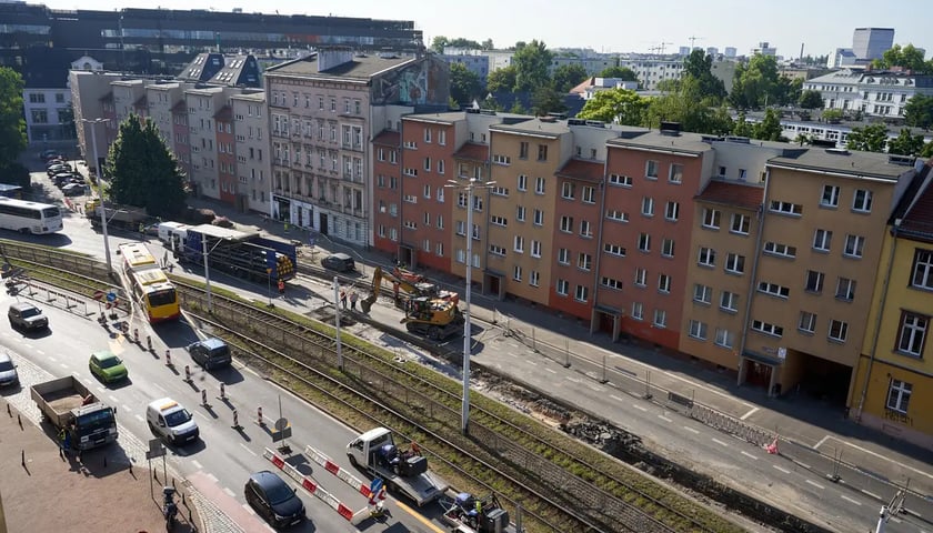 Ulica Kazimierza Wielkiego rano w pierwszy dzień roboczy remontu  