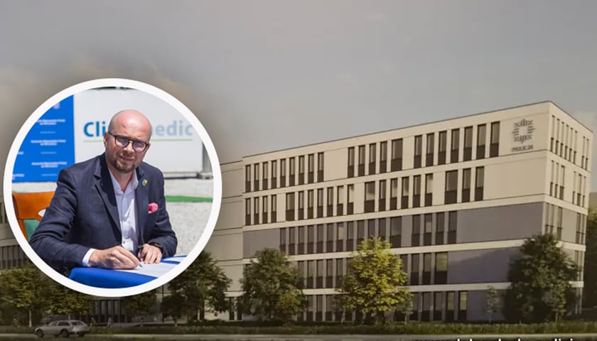 Uroczyste podpisanie aktu erekcyjnego pod budowę nowego komisariatu przy ul. Trzemeskiej. Główne zdjęcie: wizualizacja nowego komisariatu. W zdjęciu w kółeczku - wiceprezydent Wrocławia Jakub Mazur podpisujący dokumenty