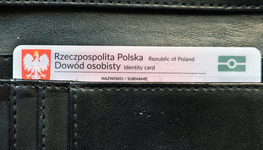 Na zdjęciu dowód osobisty w portfelu. Sprawdź, gdzie wyrobić lub wymienić dowód!