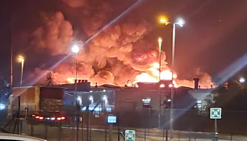 Pożar w zakładzie w Stanowicach, hala w ogniu