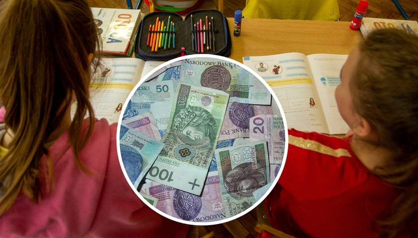 Dzieci siedzące przy ławce w szkole. W kółeczku  - banknoty polskie