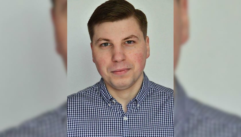 Zaginiony Marcin Gajdamowicz z Wrocławia. 25-latek w koszuli w biało-niebieską kratkę