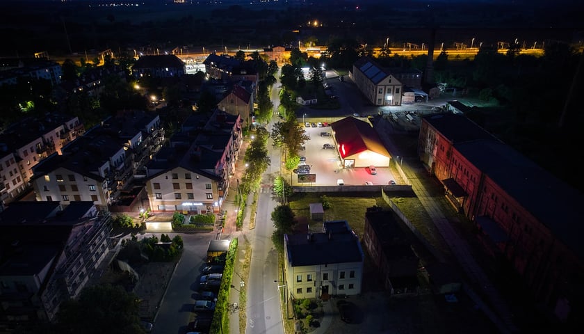 Żmigród nocą. Panorama miasta w świetle nowych lamp ulicznych
