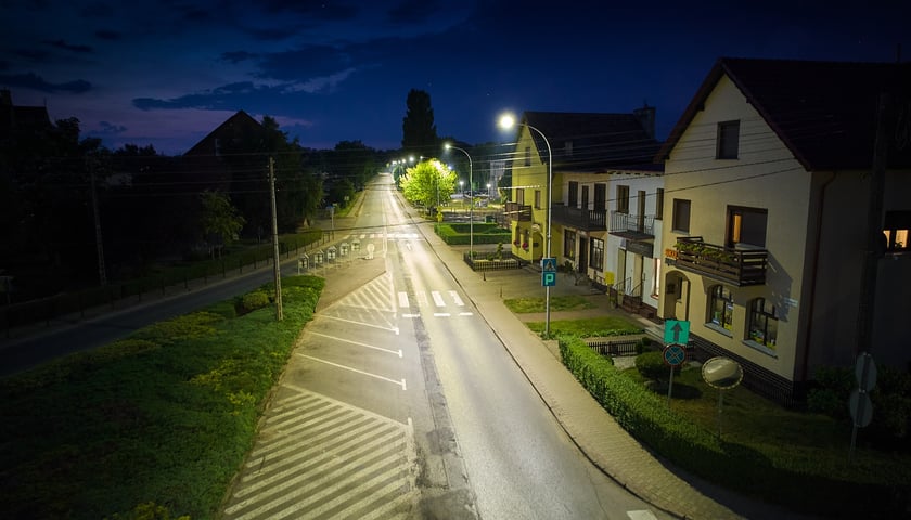Żmigród nocą. Panorama miasta w świetle nowych lamp ulicznych