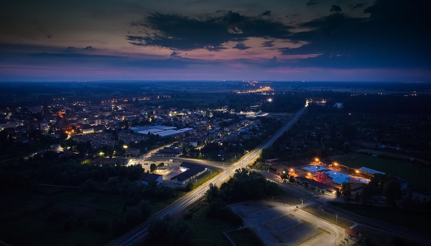 Żmigród nocą. Panorama miasta w świetle nowych lamp ulicznych