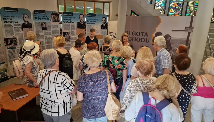 Seniorzy zwiedzający wystawę Golgota Wschodu