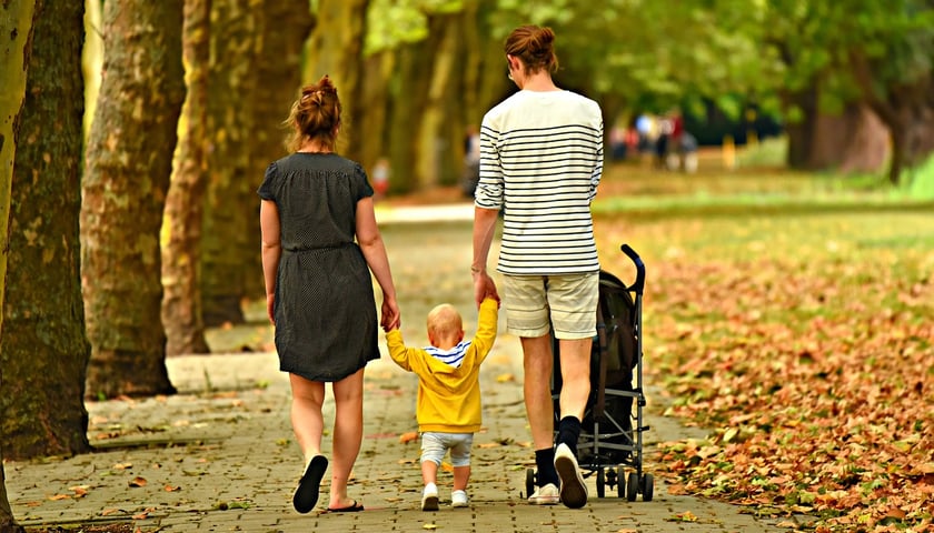Rodzina spacerująca po parku.